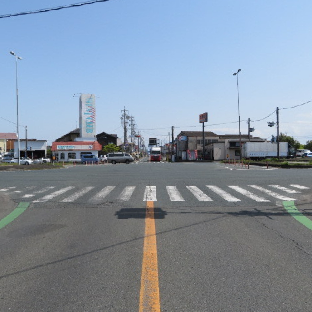 国道150号線を掛塚橋に向かって進みます。国道1号線の交差点を直進します。